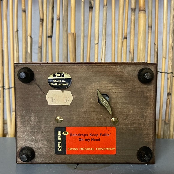 Vintage Sankyo Hummel Girl And Bird Wooden Music Box - Picture 3 of 5